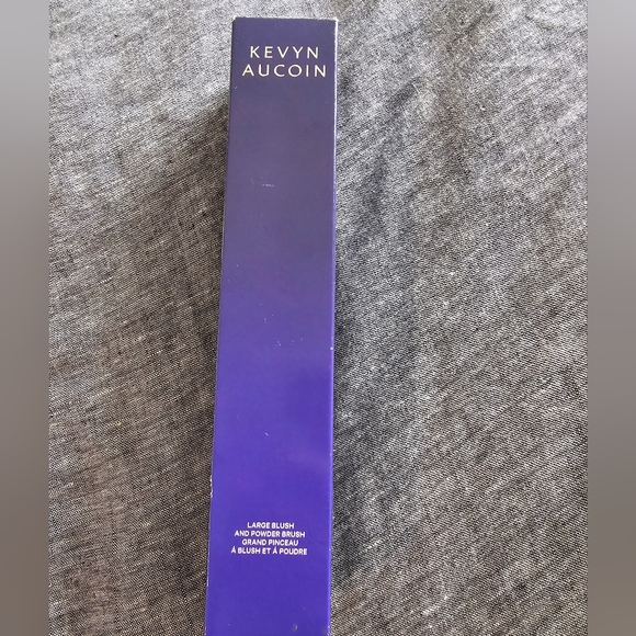 Kevyn Aucoin Large Blush and Powder Brush - Picture 3 of 4